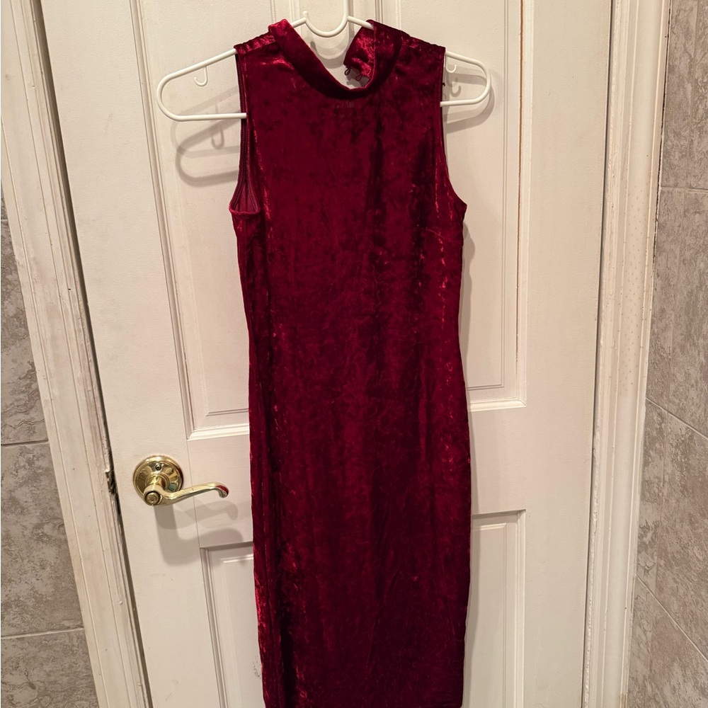 Almost Famous Sleeveless Velvet Midi Dress in Deep Burgundy